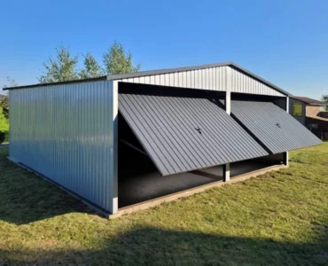 Dviejų automobilių skardinis garažas 6×5 m Dvišlaitis Aliuminio spalva