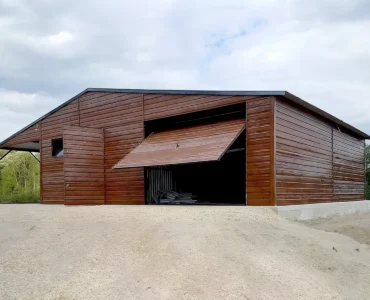 Vieno automobilio skardinis garažas 8×7 m Su stogine 3 m Medžio tekstūra