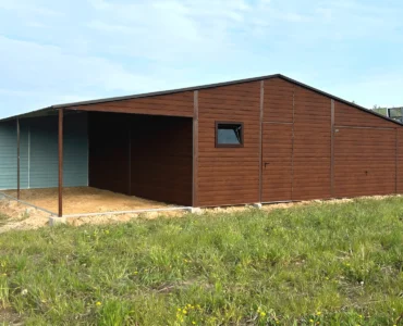 Dviejų automobilių skardinis garažas 8×7 m Su stogine 3 m