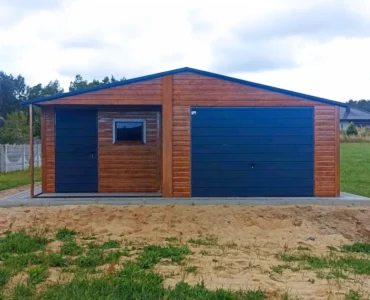 Vieno automobilio skardinis garažas 7×8 m Dvišlaitis Medžio tekstūra