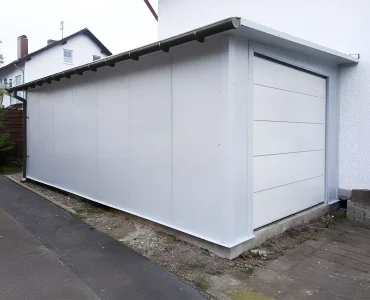 Garažas iš sluoksniuotų plokščių 4x7 m – Balta, segmentiniai vartai