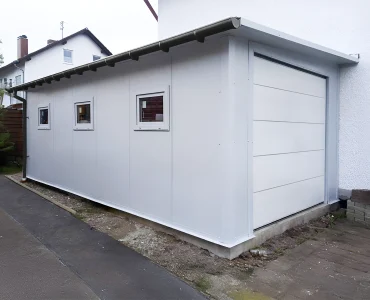 Garažas iš sluoksniuotų plokščių 4x7 m – Balta, segmentiniai vartai, 3x langas