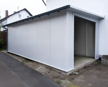 Garažas iš sluoksniuotų plokščių 4x7 m – Balta, segmentiniai vartai Grafitas