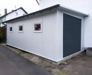 Garažas iš sluoksniuotų plokščių 4x7 m – Balta, segmentiniai vartai Grafitas, 3x langas
