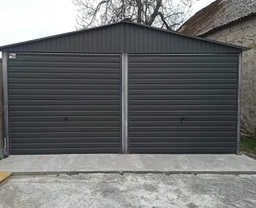 Skardinis garažas dviejų vietų, 6,5x6 m – stogas dvišlaitis, vartai pakeliami, Grafitas