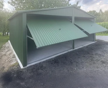 Skardinis garažas dviejų vietų, 6x5 m – stogas dvišlaitis, vartai pakeliami, Žalias