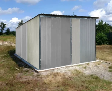 Skardinis garažas 3x5 m – stogas vienšlaitis, vartai dvivėriai, daugiaspalvis, II rūšis – Modelis 2