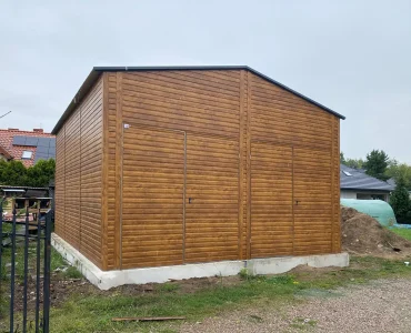 Skardinis angaras 6,5x6 m – stogas dvišlaitis, vartai dvivėriai, Medžio imitacijos
