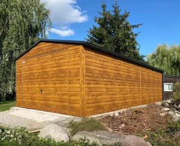 Skardinis garažas 4x8 m – stogas dvišlaitis, vartai pakeliami, Medžio imitacijos