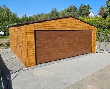 Skardinis garažas 6x5,8 m – stogas dvišlaitis, vartai segmentiniai, Medžio imitacijos