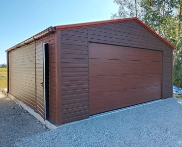Skardinis garažas 5,8x6 m – stogas dvišlaitis, vartai segmentiniai, Medžio imitacijos
