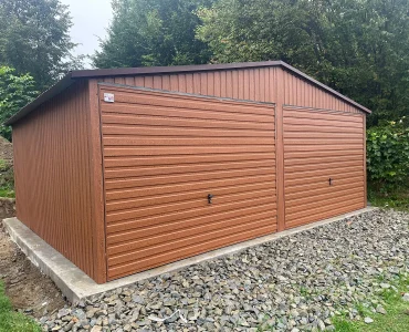 Skardinis garažas dviejų vietų, 6x5 m – stogas dvišlaitis, vartai pakeliami, Medžio imitacijos – Modelis 5