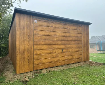 Skardinis garažas 4x6 m – stogas vienšlaitis, vartai pakeliami, Medžio imitacijos