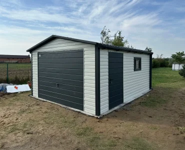 Skardinis garažas 4x5 m – stogas dvišlaitis, vartai pakeliami, Balta