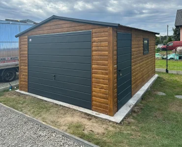Skardinis garažas 4x6 m – stogas dvišlaitis, vartai pakeliami, Medžio imitacijos – Modelis 6