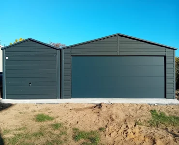 Skardinis garažas dviejų vietų, 9x6 m – stogas dvišlaitis, vartai segmentiniai, Grafitas