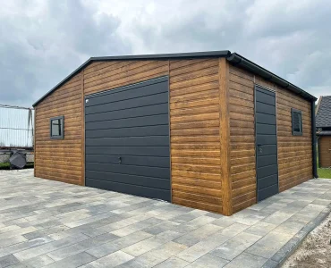 Skardinis garažas 7x5 m – stogas dvišlaitis, vartai pakeliami, Medžio imitacijos