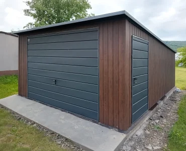 Skardinis garažas 4x6 m – stogas vienšlaitis, vartai pakeliami, Medžio imitacijos – Modelis 2