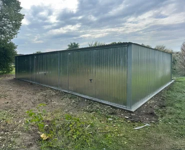 Skardinis garažas trijų vietų, 12x5 m – stogas vienšlaitis, vartai pakeliami, Cinkuotas