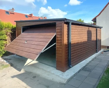 Skardinis garažas 4x5 m – stogas vienšlaitis, vartai pakeliami, Medžio imitacijos – Modelis 2