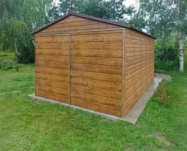 Skardinis garažas 3x5 m – stogas dvišlaitis, vartai dvivėriai, Medžio imitacijos – Modelis 2