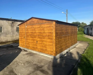 Skardinis garažas 4x6 m – stogas dvišlaitis, vartai pakeliami, Medžio imitacijos – Modelis 4