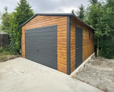 Skardinis garažas 4x6 m – stogas dvišlaitis, vartai pakeliami, Medžio imitacijos – Modelis 5