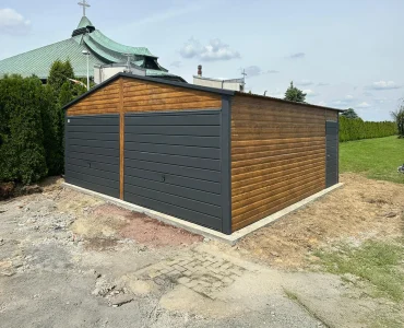 Skardinis garažas dviejų vietų, 6x6 m – stogas dvišlaitis, vartai pakeliami, Medžio imitacijos – Modelis 2