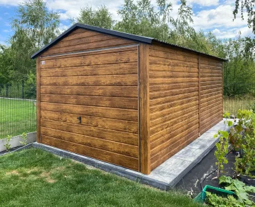 Skardinis garažas 3x5 m – stogas dvišlaitis, vartai pakeliami, Medžio imitacijos – Modelis 2