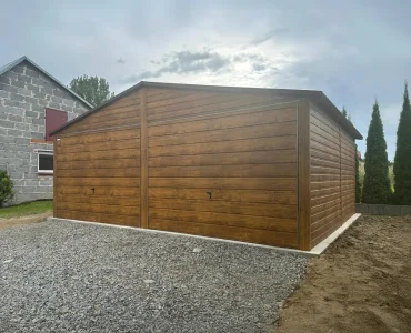 Skardinis garažas dviejų vietų, 6x6 m – stogas dvišlaitis, vartai pakeliami, Medžio imitacijos – Modelis 3