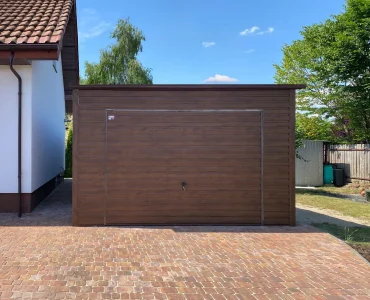Skardinis garažas 4x6,5 m – stogas vienšlaitis, vartai pakeliami, Medžio imitacijos