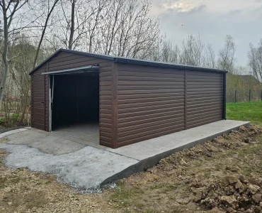 Skardinis garažas 5x6 m – stogas dvišlaitis, vartai pakeliami, Medžio imitacijos