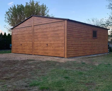 Skardinis garažas dviejų vietų, 6x5 m – stogas dvišlaitis, vartai pakeliami, Medžio imitacijos – Modelis 6