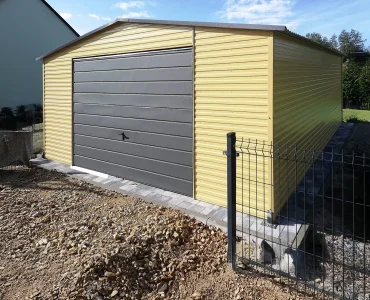 Skardinis garažas 5,5x5 m – stogas dvišlaitis, vartai pakeliami, Smėlio spalvos