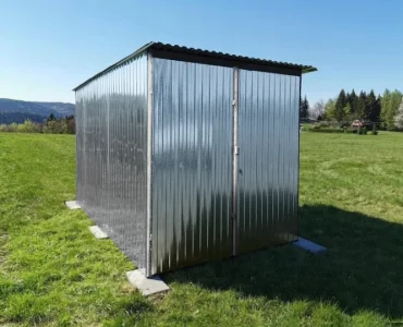Skardinis garažas 2,5x3 m – stogas vienšlaitis, vartai dvivėriai, Cinkuotas