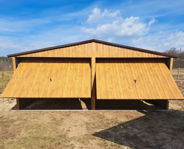 Skardinis garažas dviejų vietų, 6,5x5 m – stogas dvišlaitis, vartai pakeliami, Medžio imitacijos