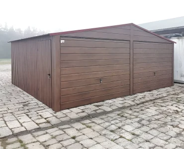 Skardinis garažas dviejų vietų, 6x5,8 m – stogas dvišlaitis, vartai pakeliami, Medžio imitacijos