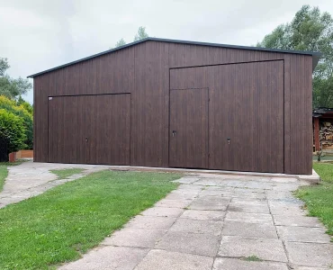 Skardinis garažas dviejų vietų, 8x6 m – stogas dvišlaitis, vartai pakeliami, Medžio imitacijos