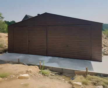 Skardinis garažas dviejų vietų, 7x5 m – stogas dvišlaitis, vartai pakeliami, Medžio imitacijos