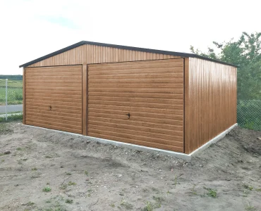 Skardinis garažas dviejų vietų, 6x5 m – stogas dvišlaitis, vartai pakeliami, Medžio imitacijos – Modelis 8