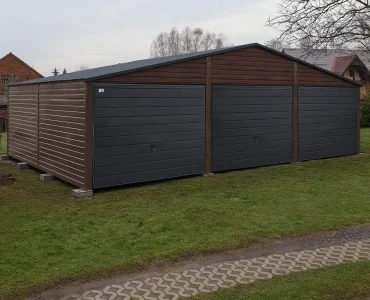 Skardinis garažas trijų vietų, 9x5 m – stogas dvišlaitis, vartai pakeliami, Medžio imitacijos – Modelis 2