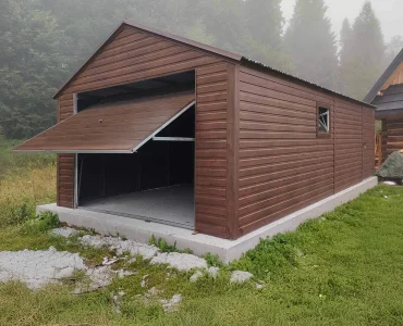 Skardinis garažas 4x5 m – stogas dvišlaitis, vartai pakeliami, Medžio imitacijos – Modelis 4