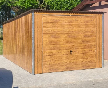 Skardinis garažas 3,5x6 m – stogas vienšlaitis, vartai pakeliami, Medžio imitacijos