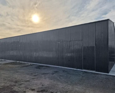 Skardinis angaras 20x8 m – stogas dvišlaitis, vartai pakeliami, Grafitas