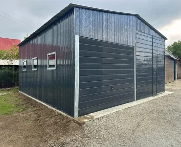 Skardinis angaras 6x8 m – stogas dvišlaitis, vartai pakeliami, Grafitas