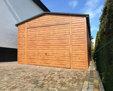 Skardinis garažas 4,5x5 m – stogas dvišlaitis, vartai pakeliami, Medžio imitacijos