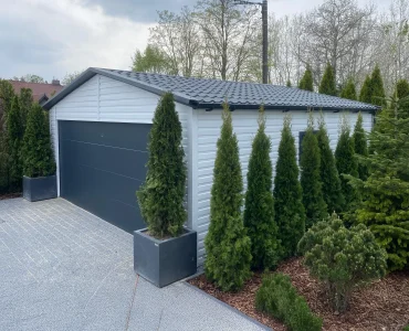 Skardinis garažas 6x5 m – stogas dvišlaitis, vartai segmentiniai, Balta – Modelis 2