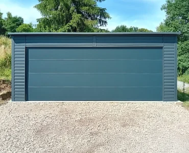 Skardinis garažas 6x6 m – stogas vienšlaitis, vartai segmentiniai, Medžio imitacijos Grafitas