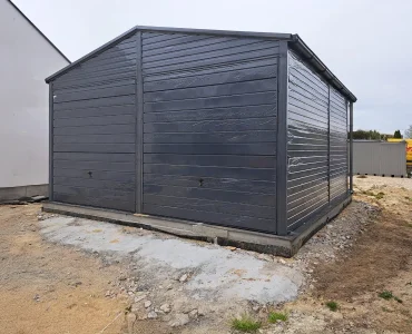 Skardinis garažas dviejų vietų, 6x5 m – stogas dvišlaitis, vartai pakeliami, Grafitas – Modelis 4
