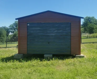 Skardinis garažas 4x6 m – stogas dvišlaitis, vartai pakeliami, Šviesiai ruda